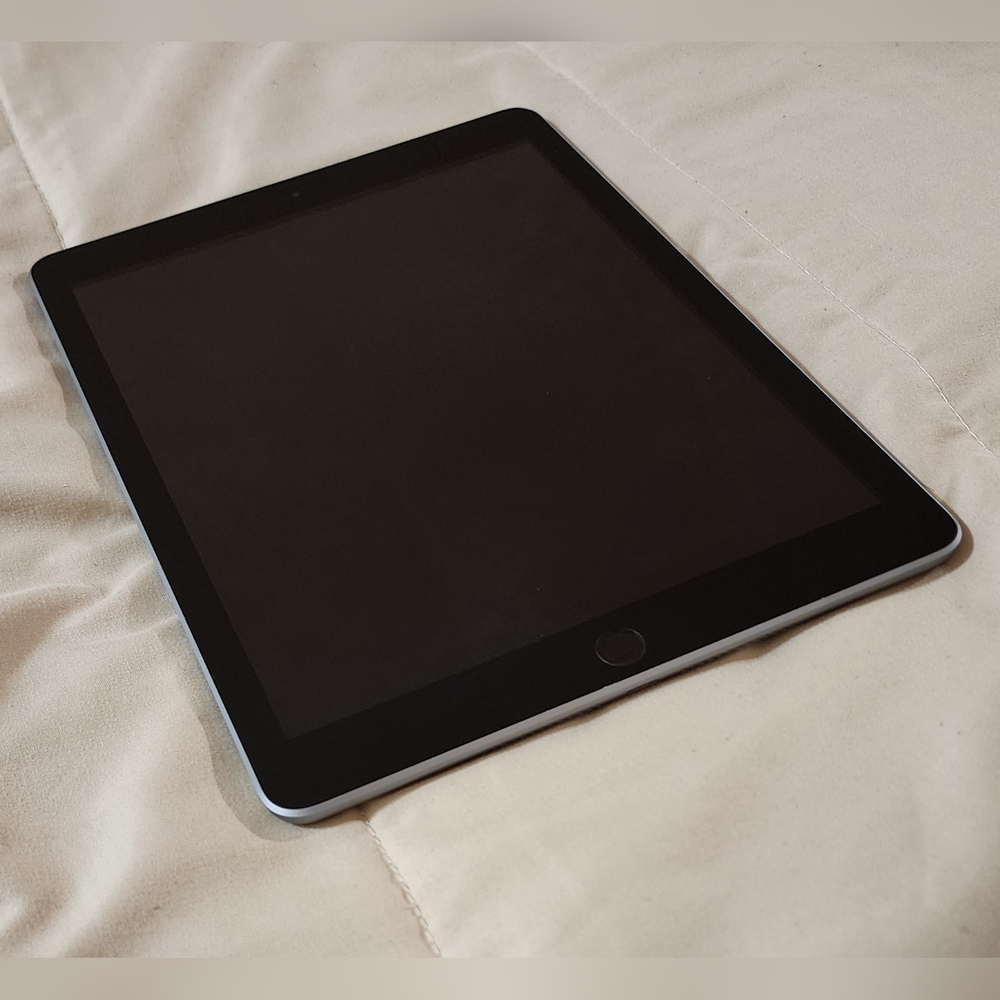 Apple iPad - Space Gray 6th Generation - Picture 2 of 11